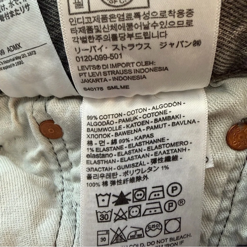 Levis these could